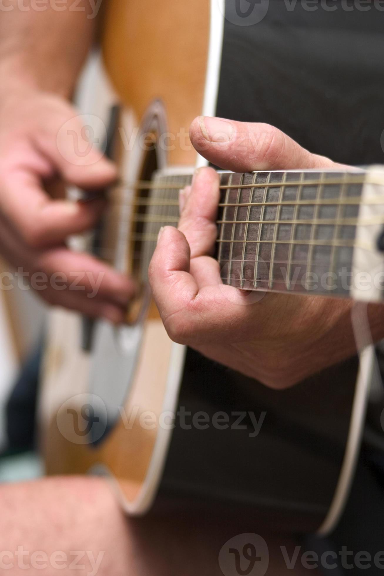 handen gitaar spelen foto