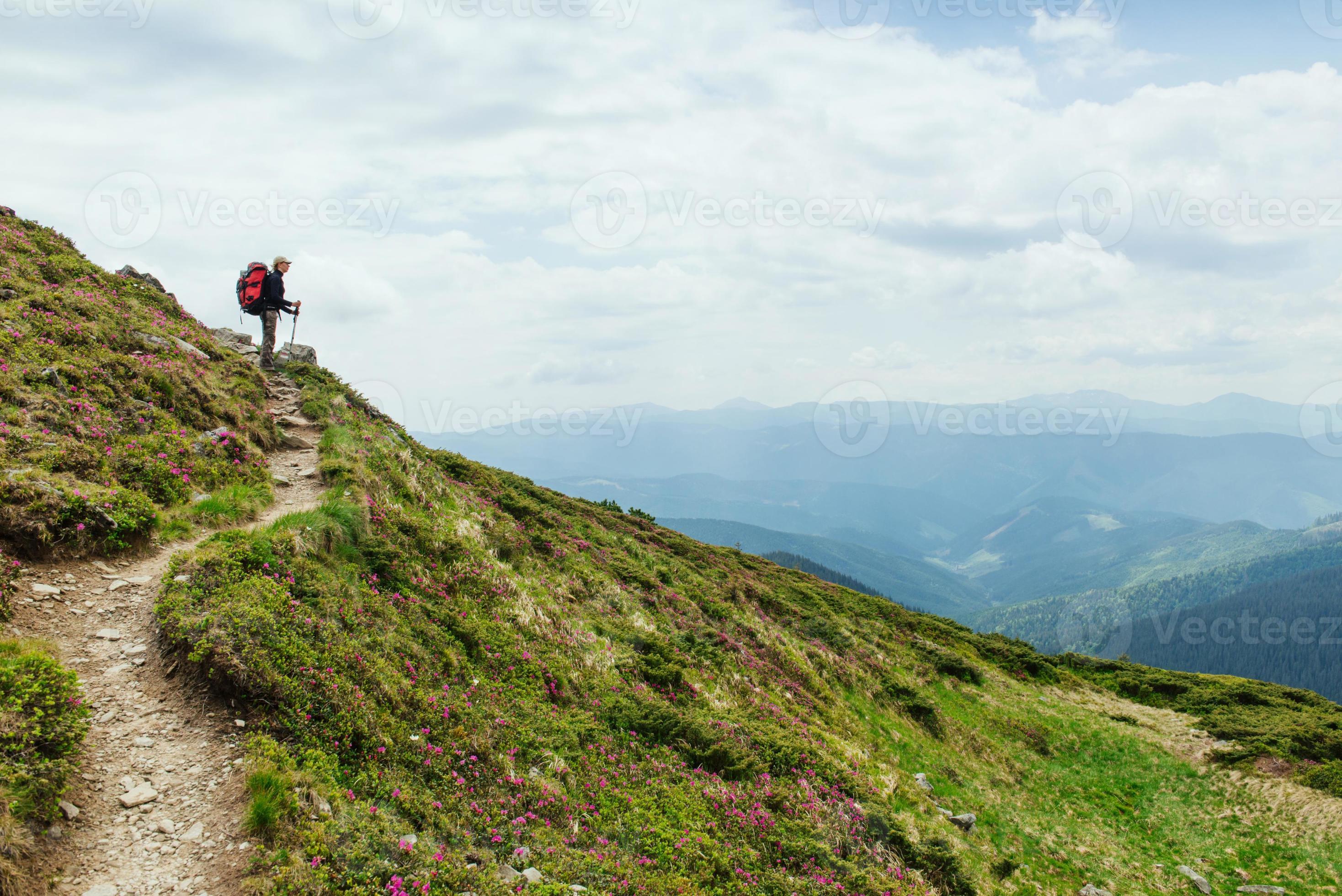 Christian handig voor de hand liggend vrouwen wandelen met rugzak in de bergen 835202 Stockfoto