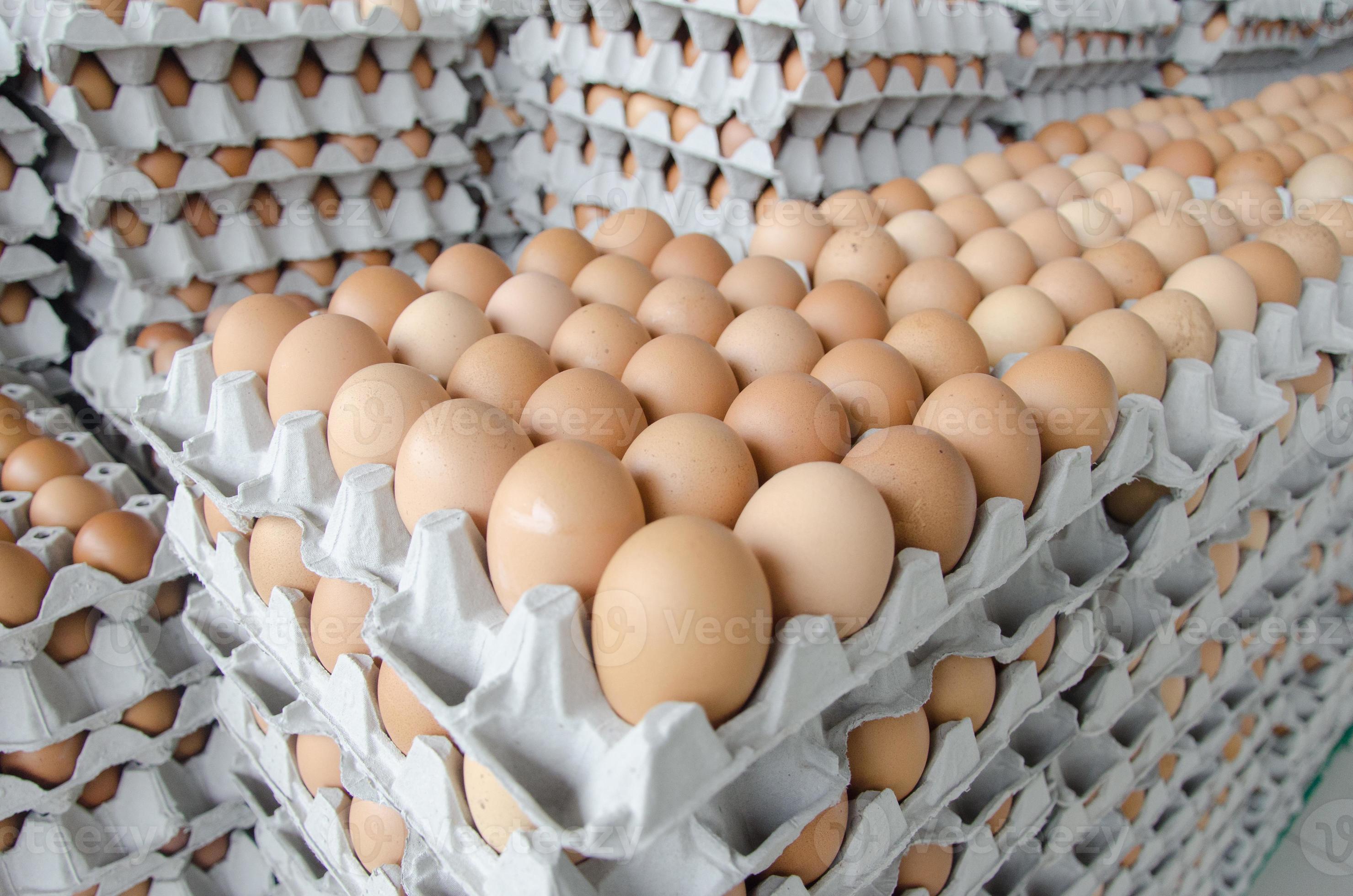Contractie zwaarlijvigheid gesmolten eieren in de verpakking van grijs papier 848201 Stockfoto