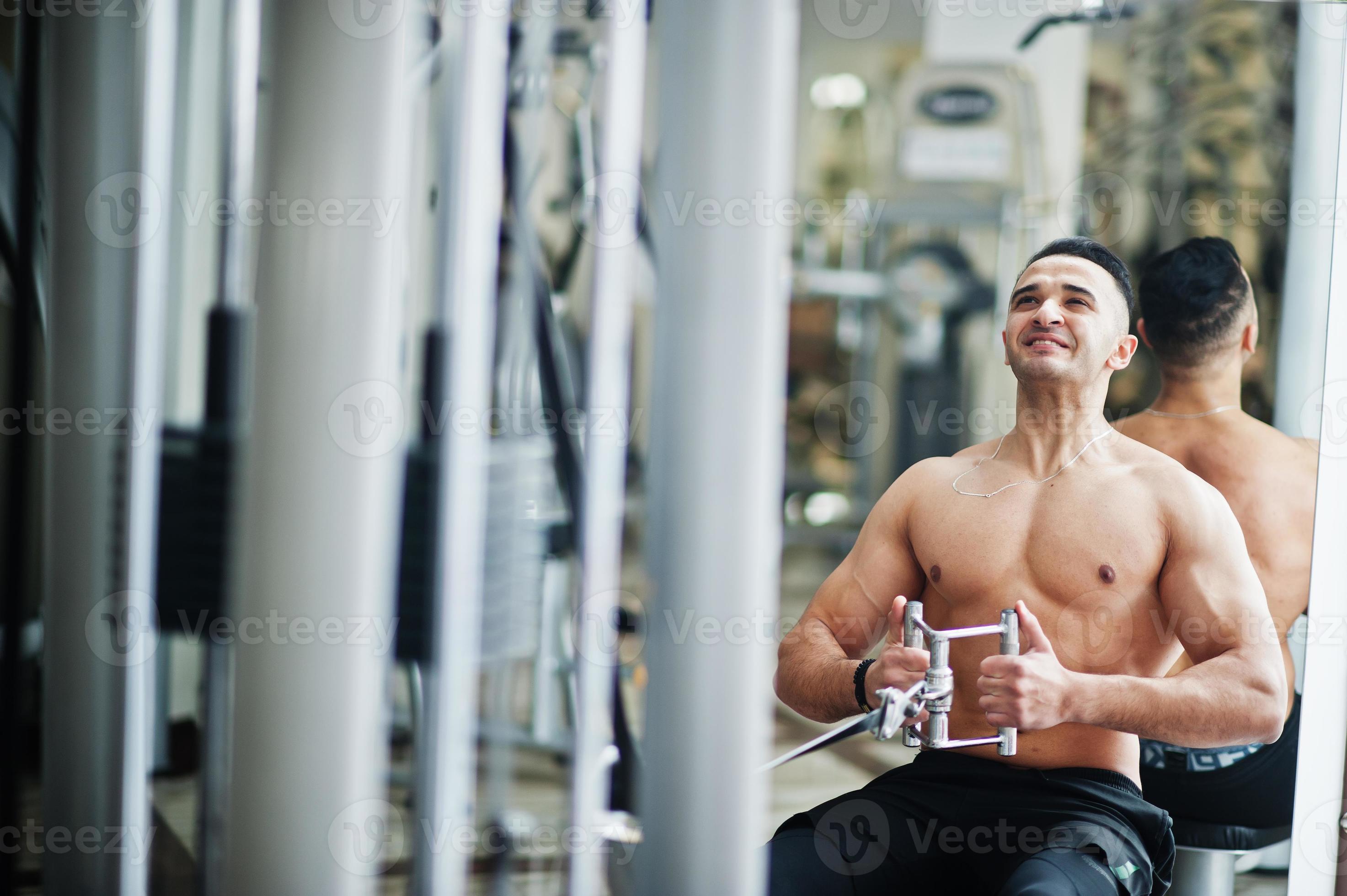 Langskomen Op te slaan Succesvol gespierde Arabische man training in moderne sportschool. fitness arabische  mannen met naakte torso die oefeningen doen. 8661926 stockfoto bij Vecteezy