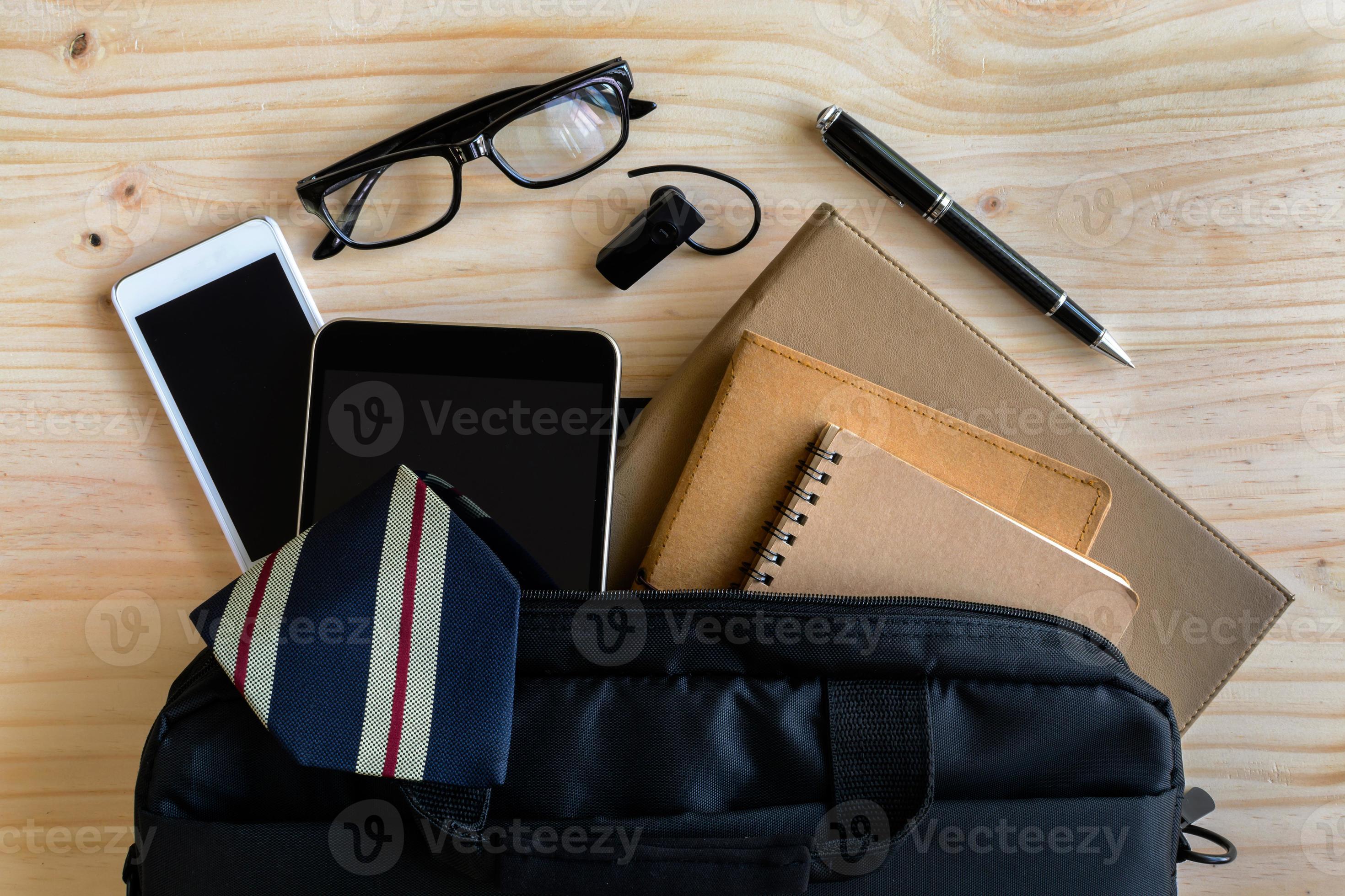Vervullen Tomaat pad zakenman accessoires en notebook tas op het bureau 870936 Stockfoto