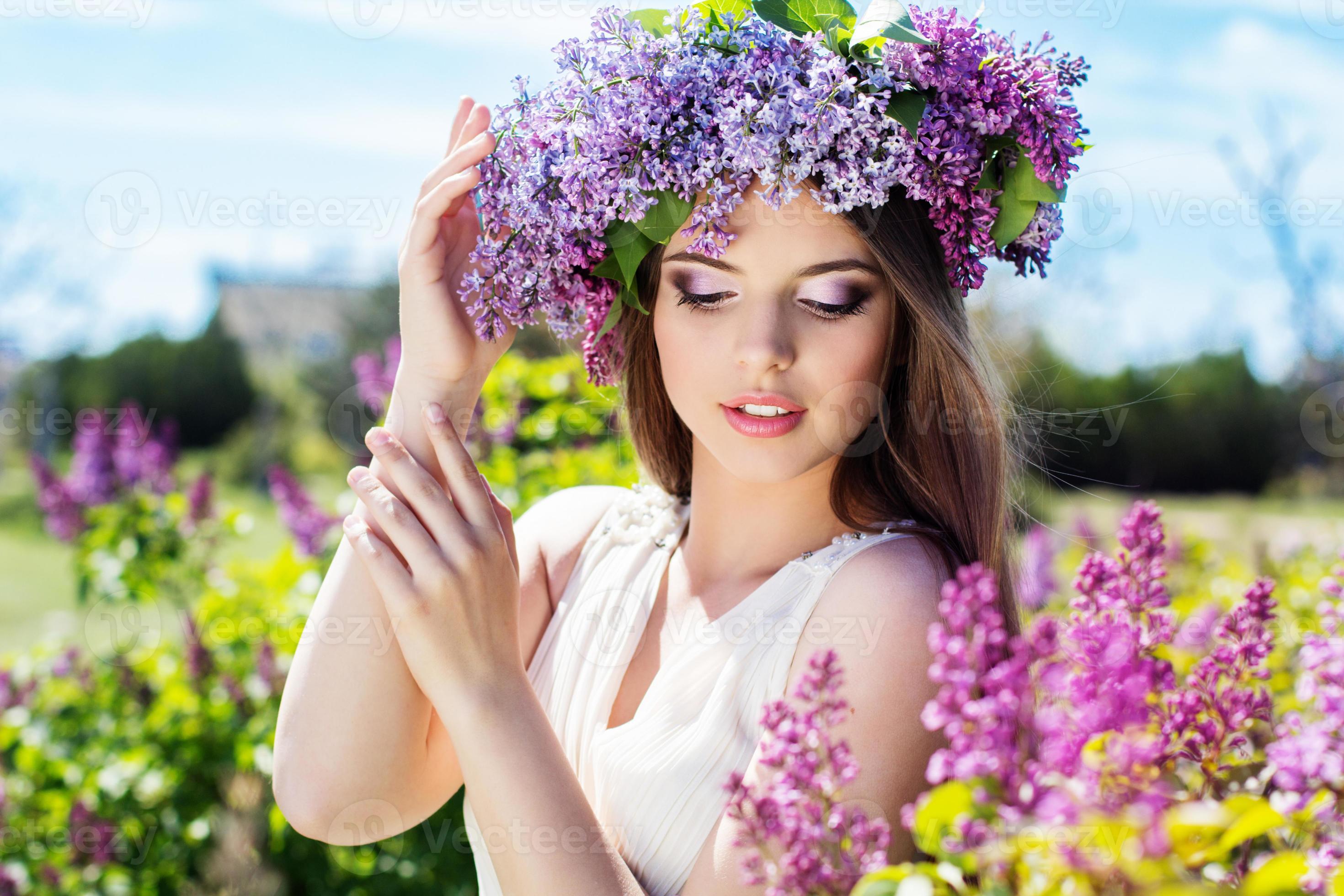 mooi meisje met een lila bloemen foto