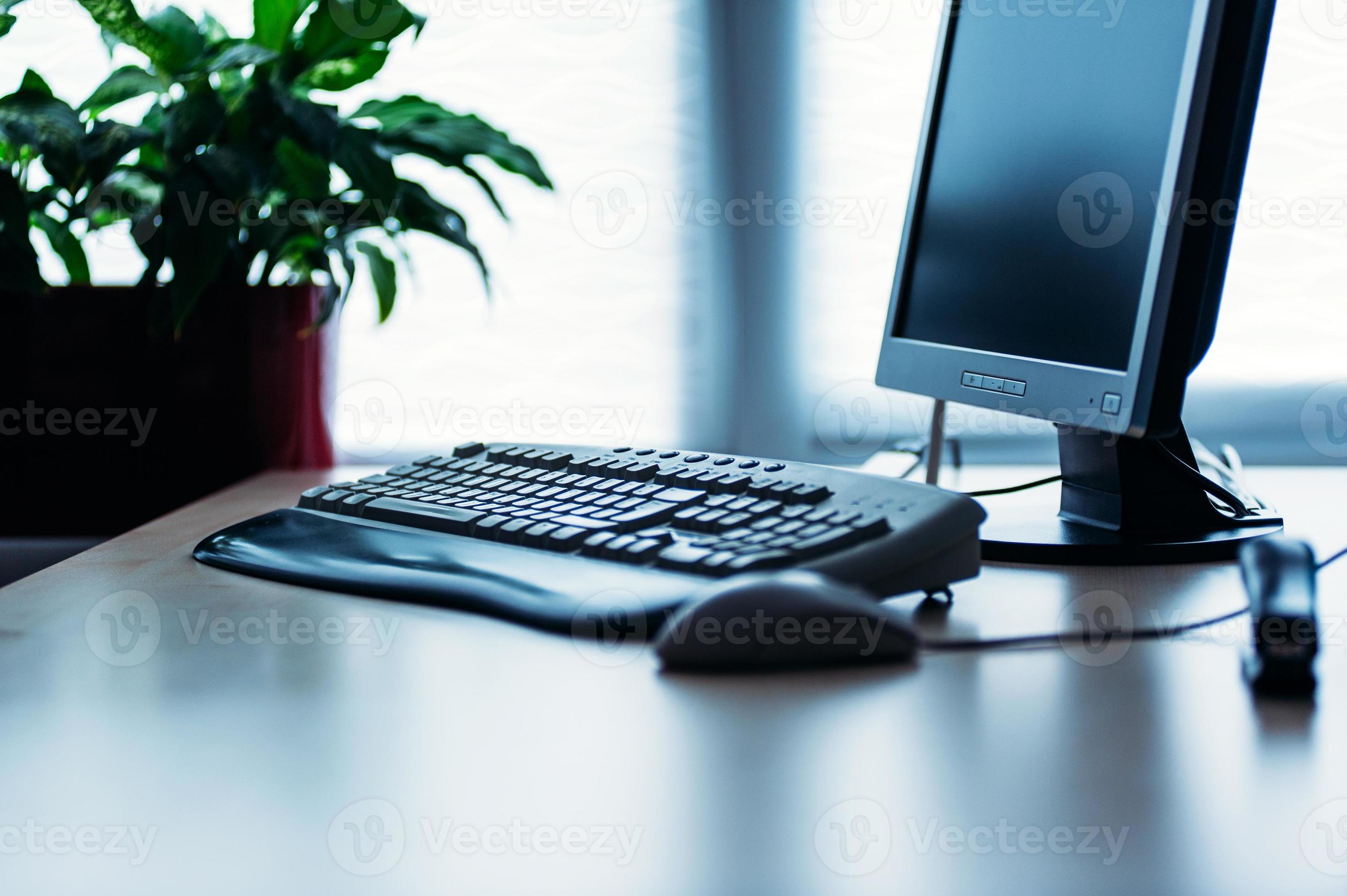 herhaling Wantrouwen Seraph computer op balie in kantoor 876153 stockfoto bij Vecteezy