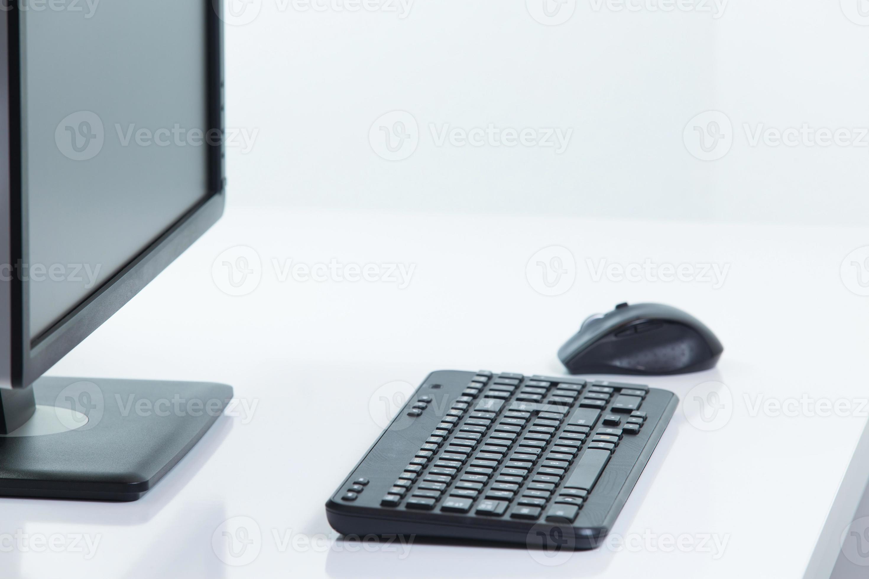 monitor met een toetsenbord en muis foto