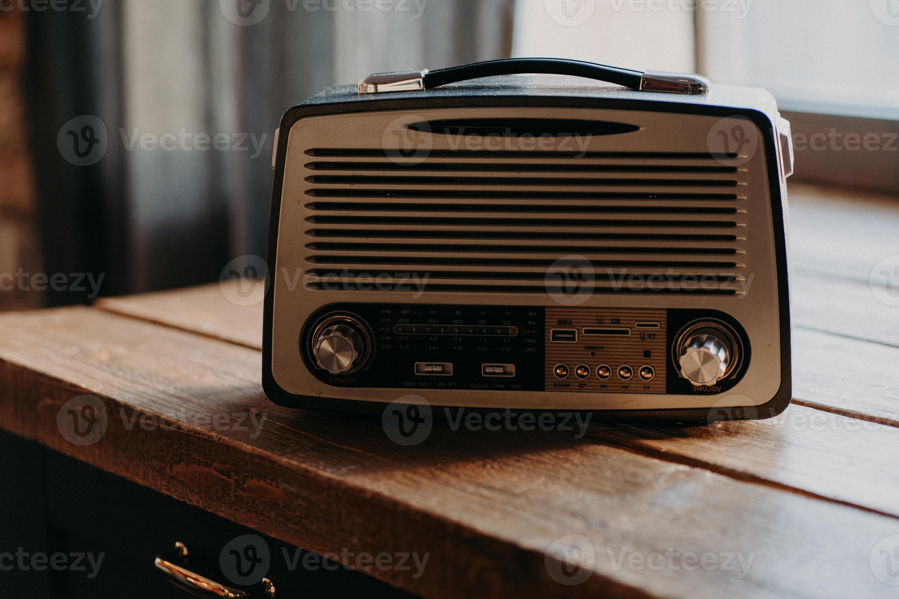 Korst Traditie Dek de tafel radio-uitzending van muziek. oude retro radio in lichte kamer op houten  tafel. vintage kleur. muzikale brug tussen verleden en toekomst.  authentieke retro-look 8828604 Stockfoto