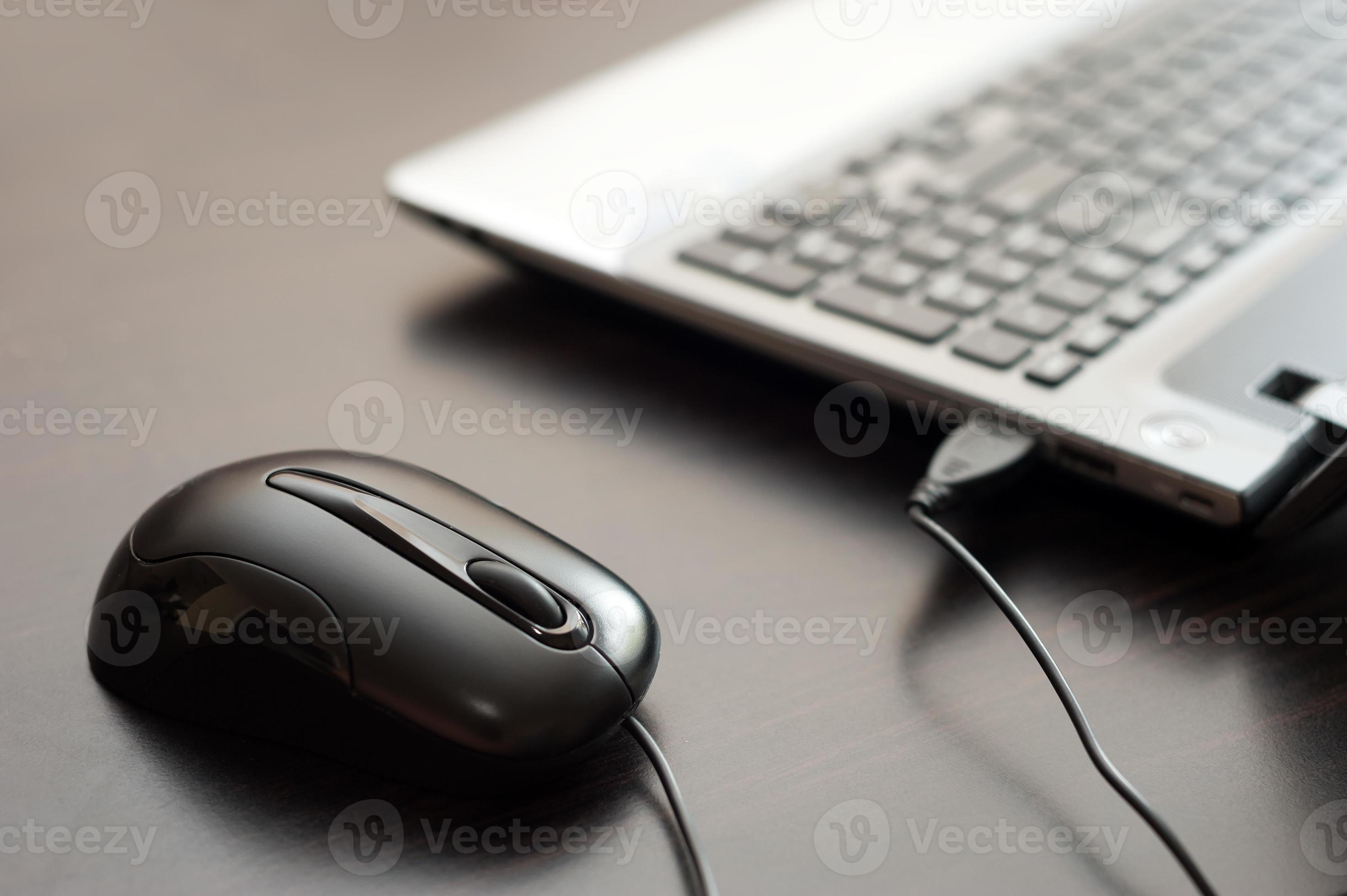 Voor type gebed De computer bedrade muis en laptop op een tafel close-up 892298 Stockfoto