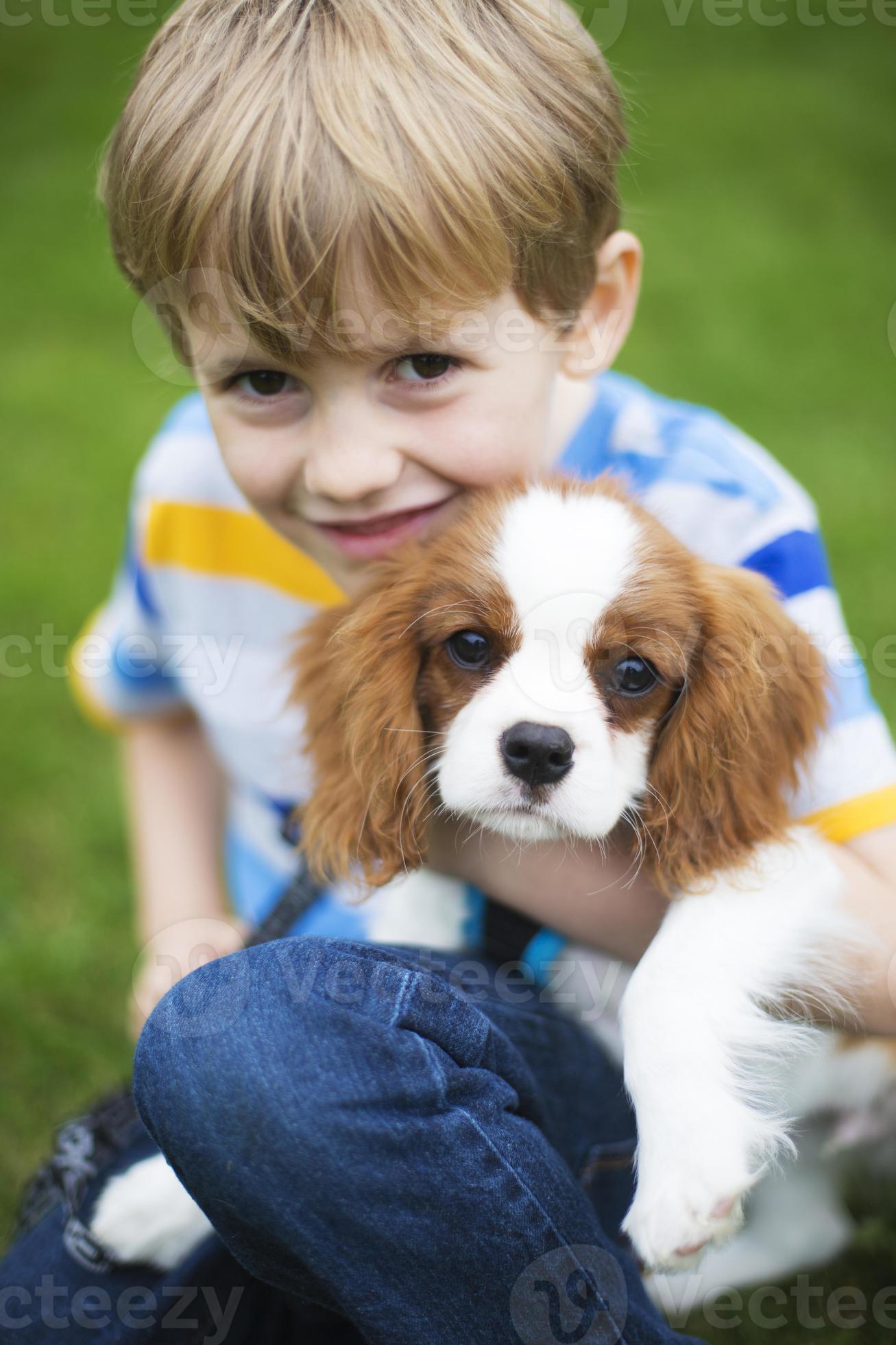 jongen met huisdier king charles spaniel puppy foto