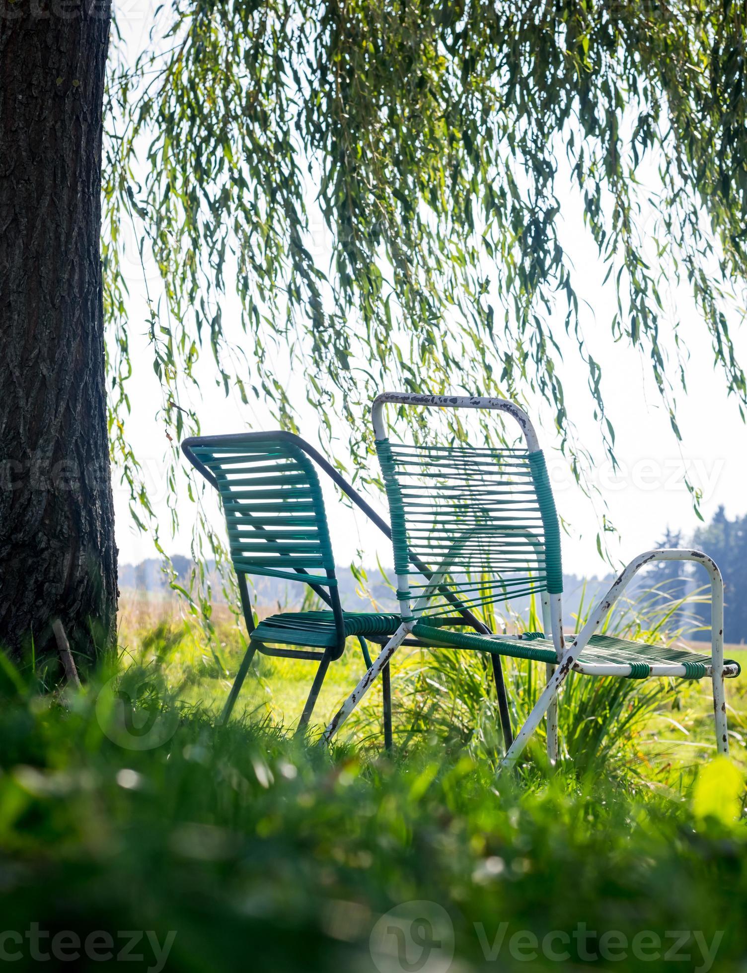 Armoedig zege sieraden zomerstoelen in de tuin 8999890 Stockfoto