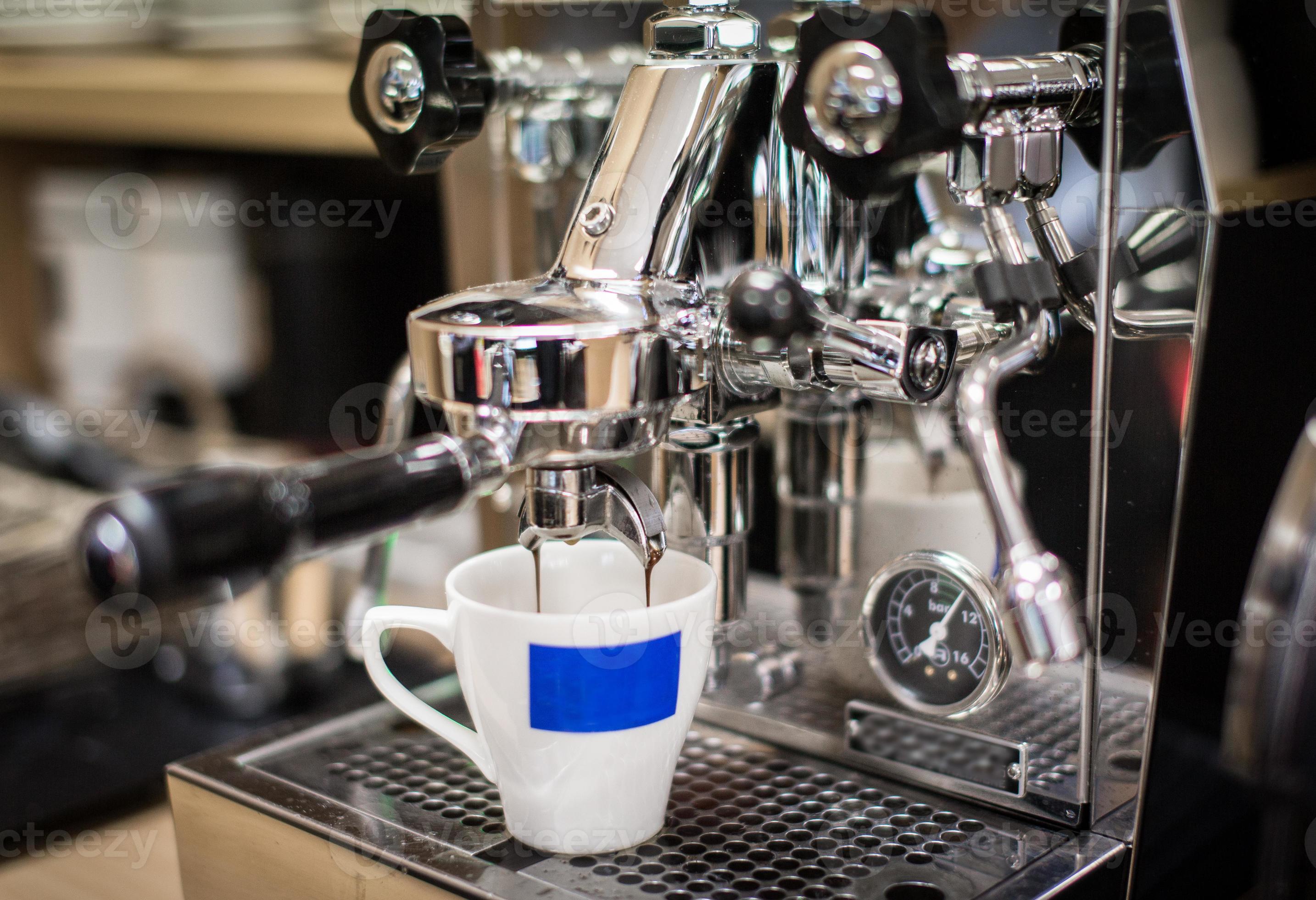 mannetje droog koolstof espresso maken met een klassiek Italiaans design koffiezetapparaat 909128  Stockfoto