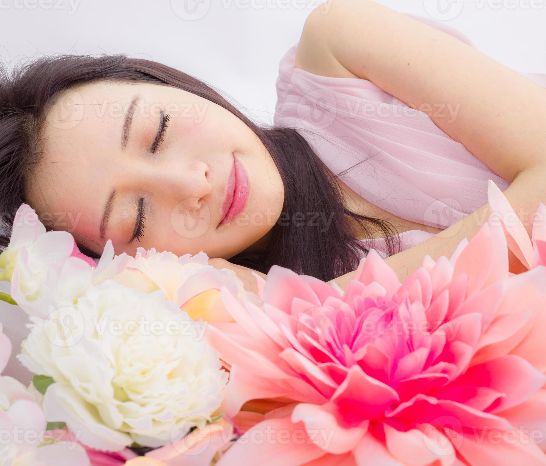 meisje in bloemen die kuuroord slapen foto