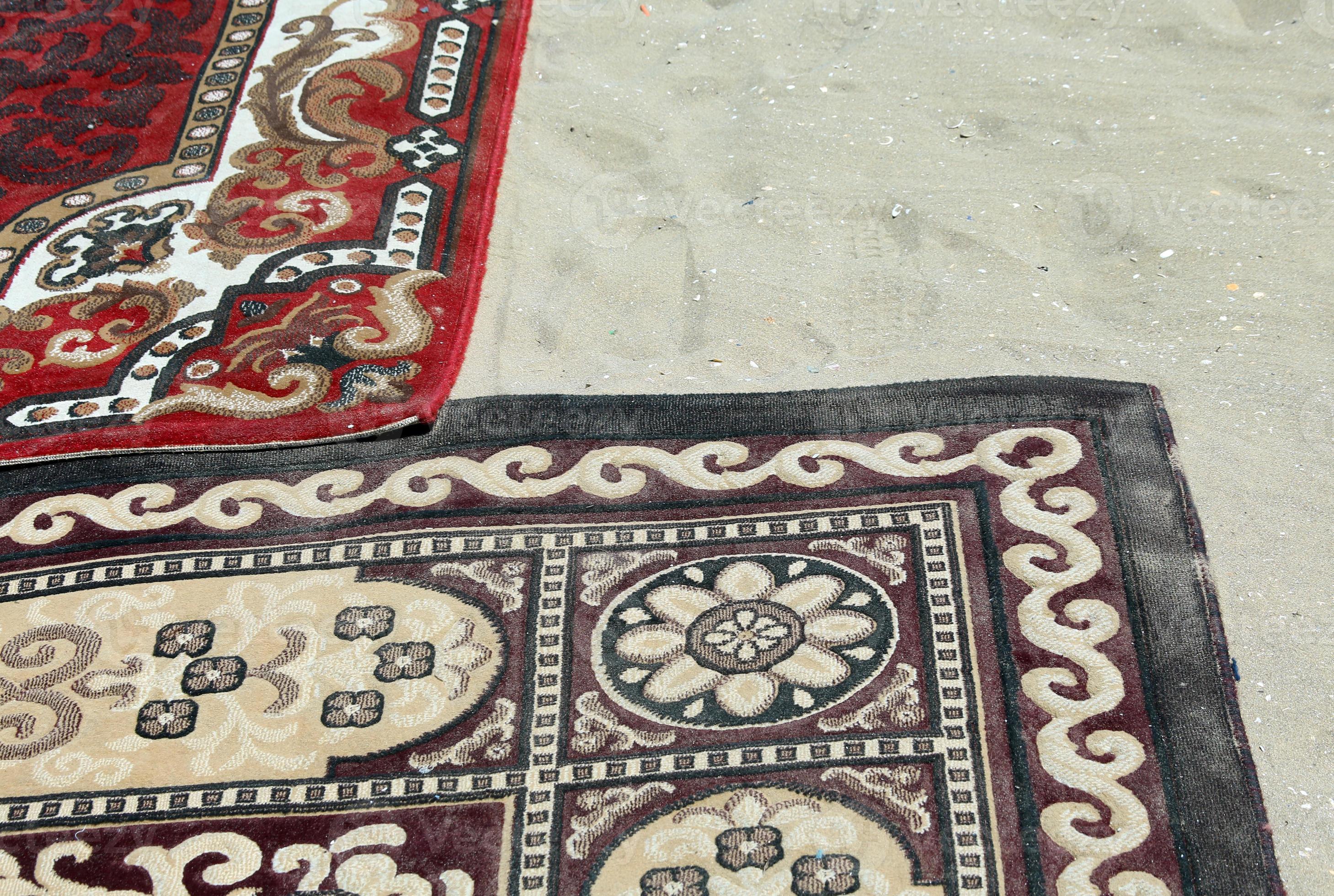 Vertrek Brullen Frustratie oude tapijten op zandstrand in Egypte 911931 Stockfoto