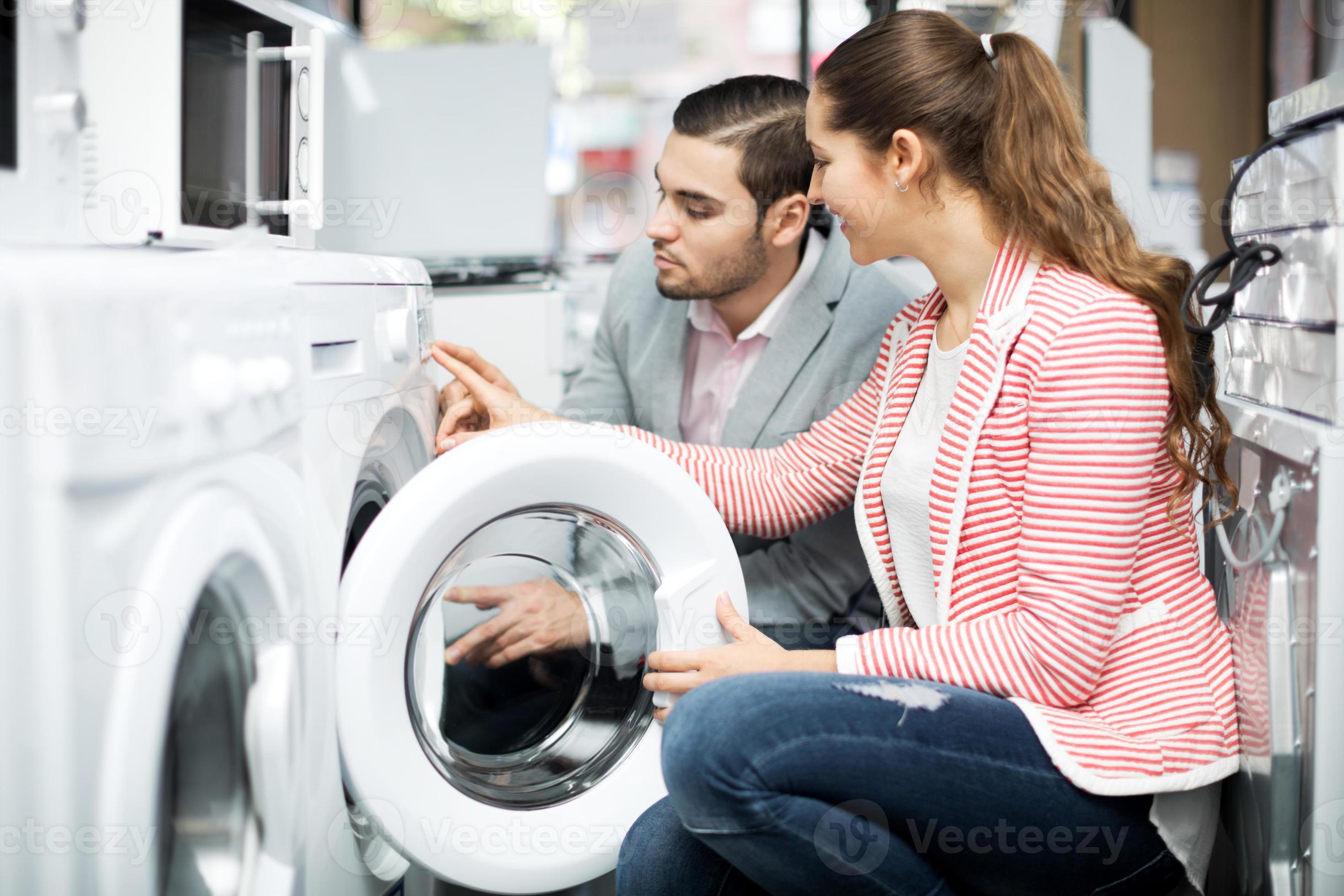 gelukkige paar kleren wasmachine kopen Stockfoto