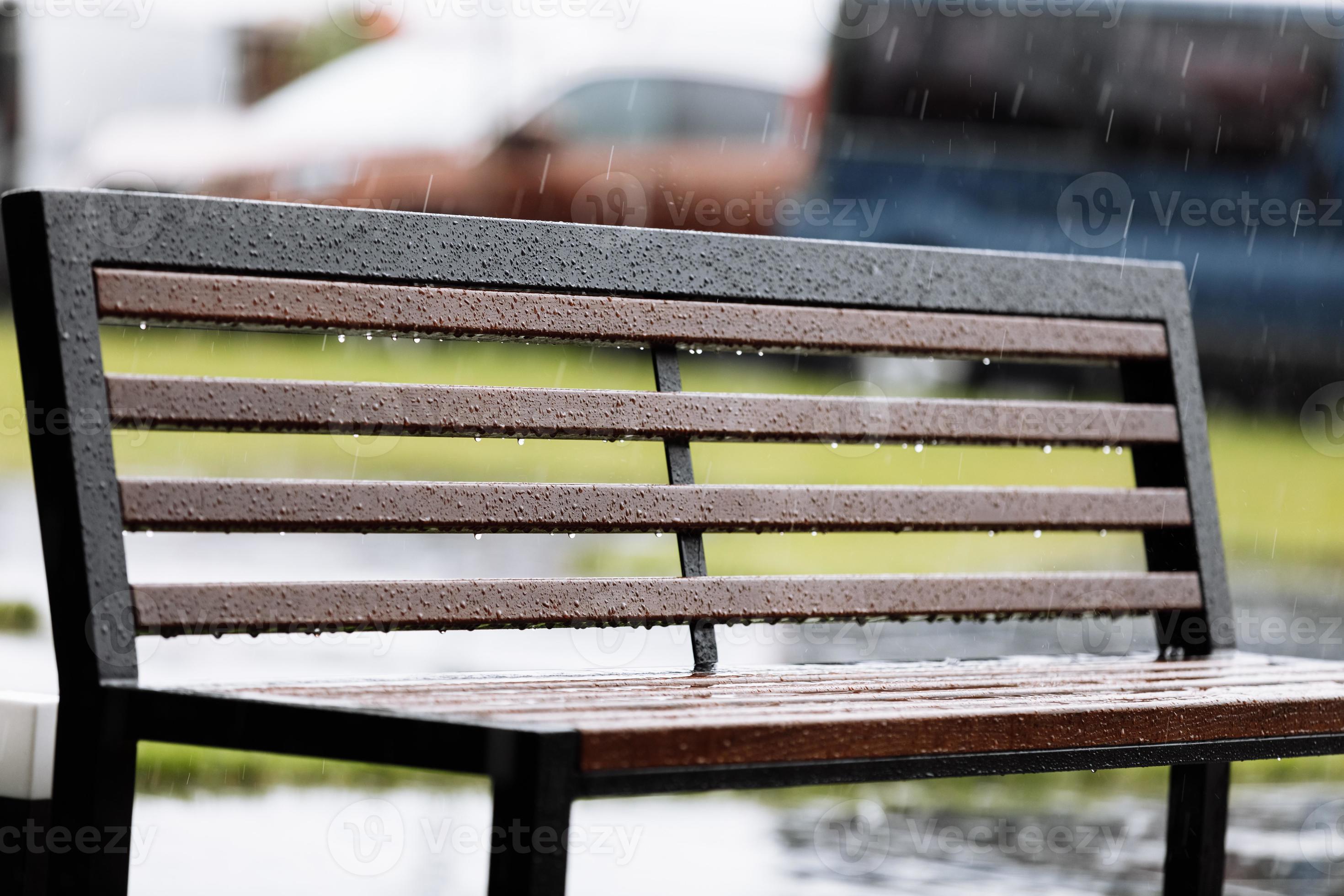 woordenboek zaterdag rustig aan houten met metalen bankje onder de regen buiten. hoge kwaliteit foto  9379272 Stockfoto