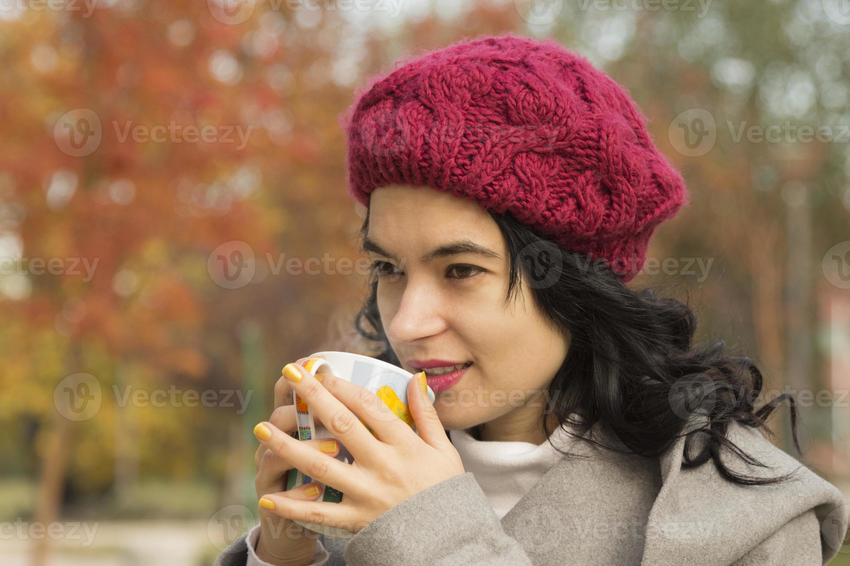 mooie vrouw het drinken van thee buitenshuis foto