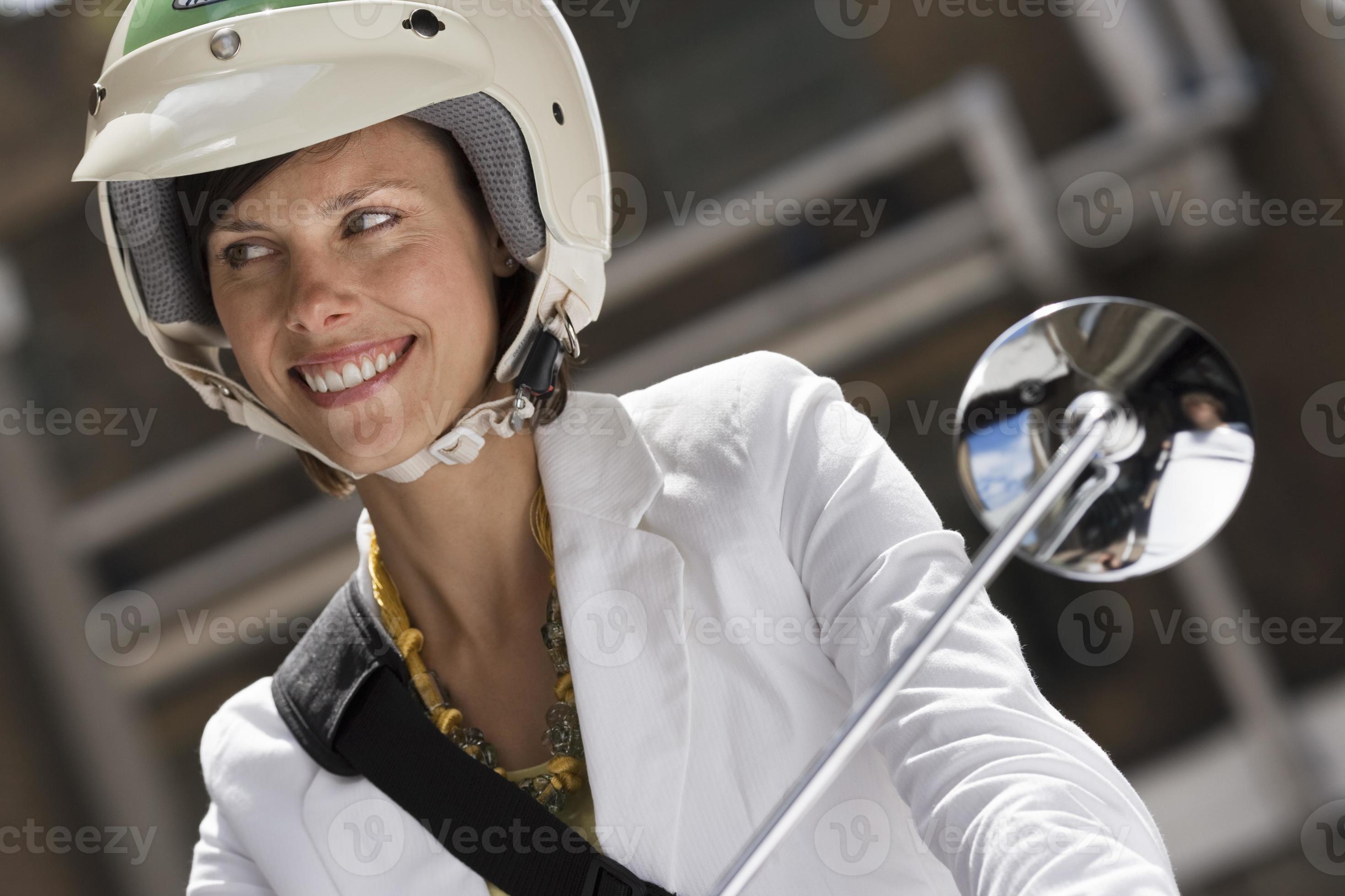 overdrijven Voorloper Stiptheid vrouw in helm rijden op scooter in straat, close-up 940285 Stockfoto