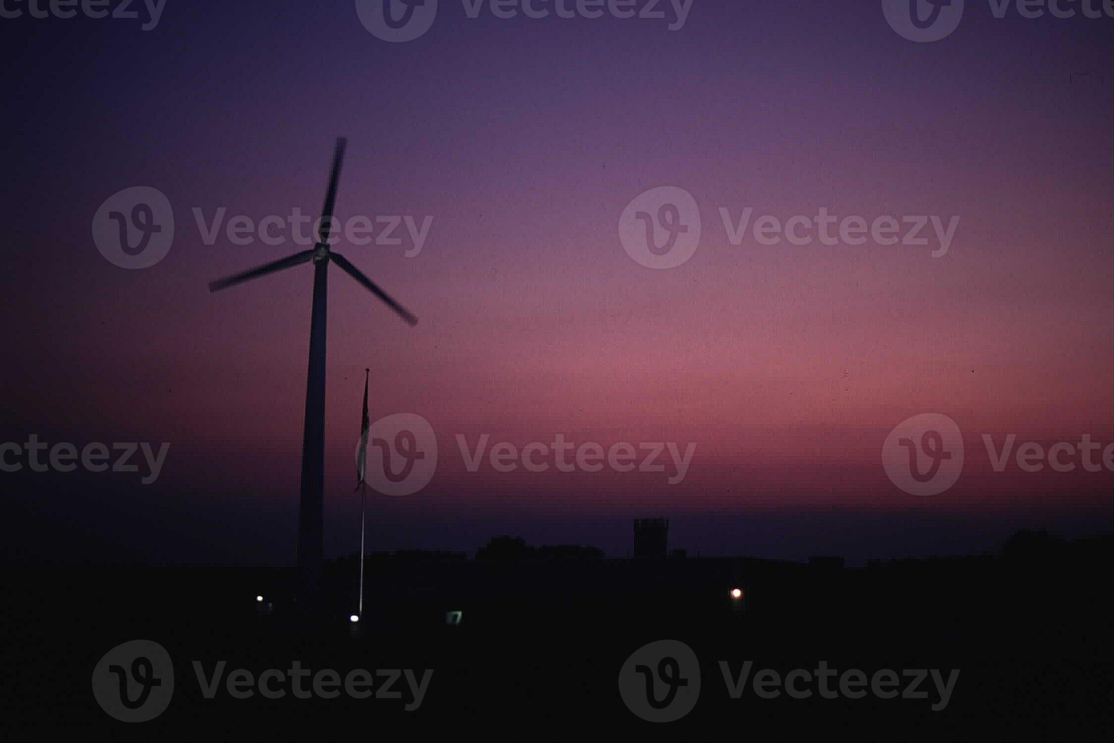 silhouet windturbine generator in de schemering foto