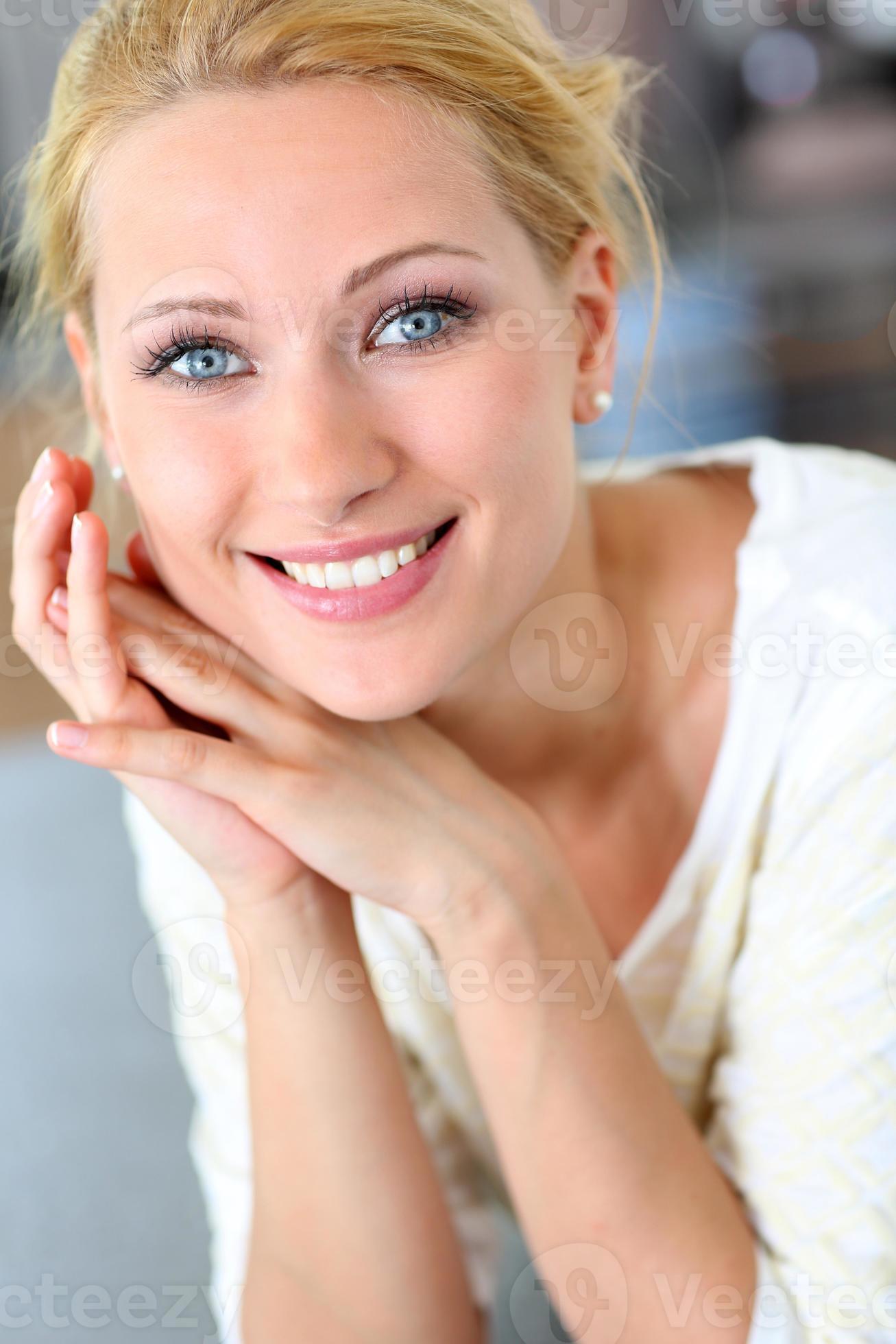 Egypte Zeep Rauw close-up van vrolijke blonde vrouw met blauwe ogen 945294 Stockfoto