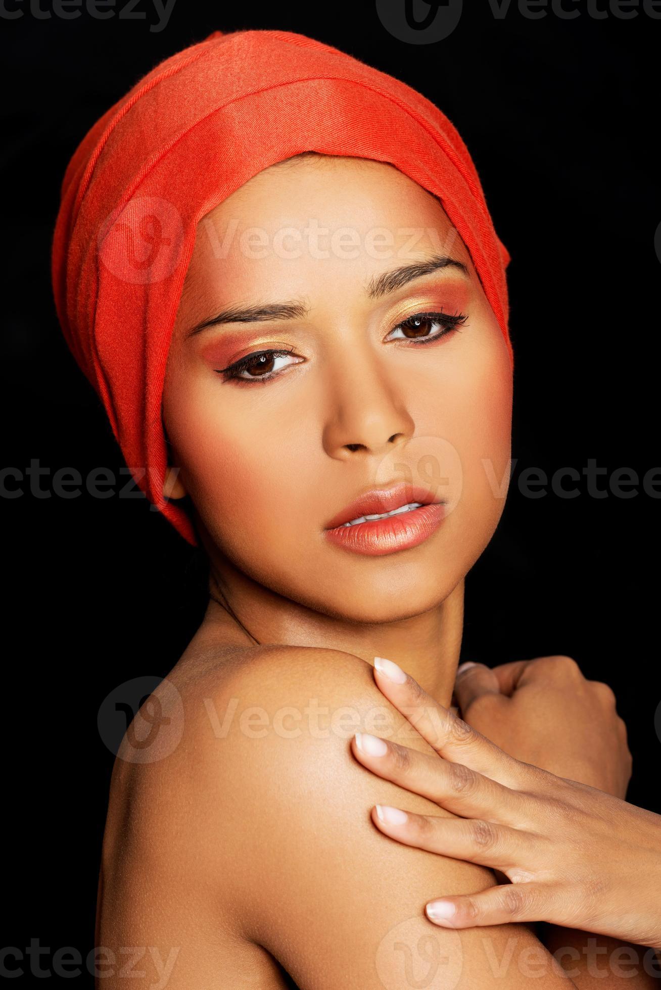 aantrekkelijke vrouw gezicht in tulband. detailopname. foto