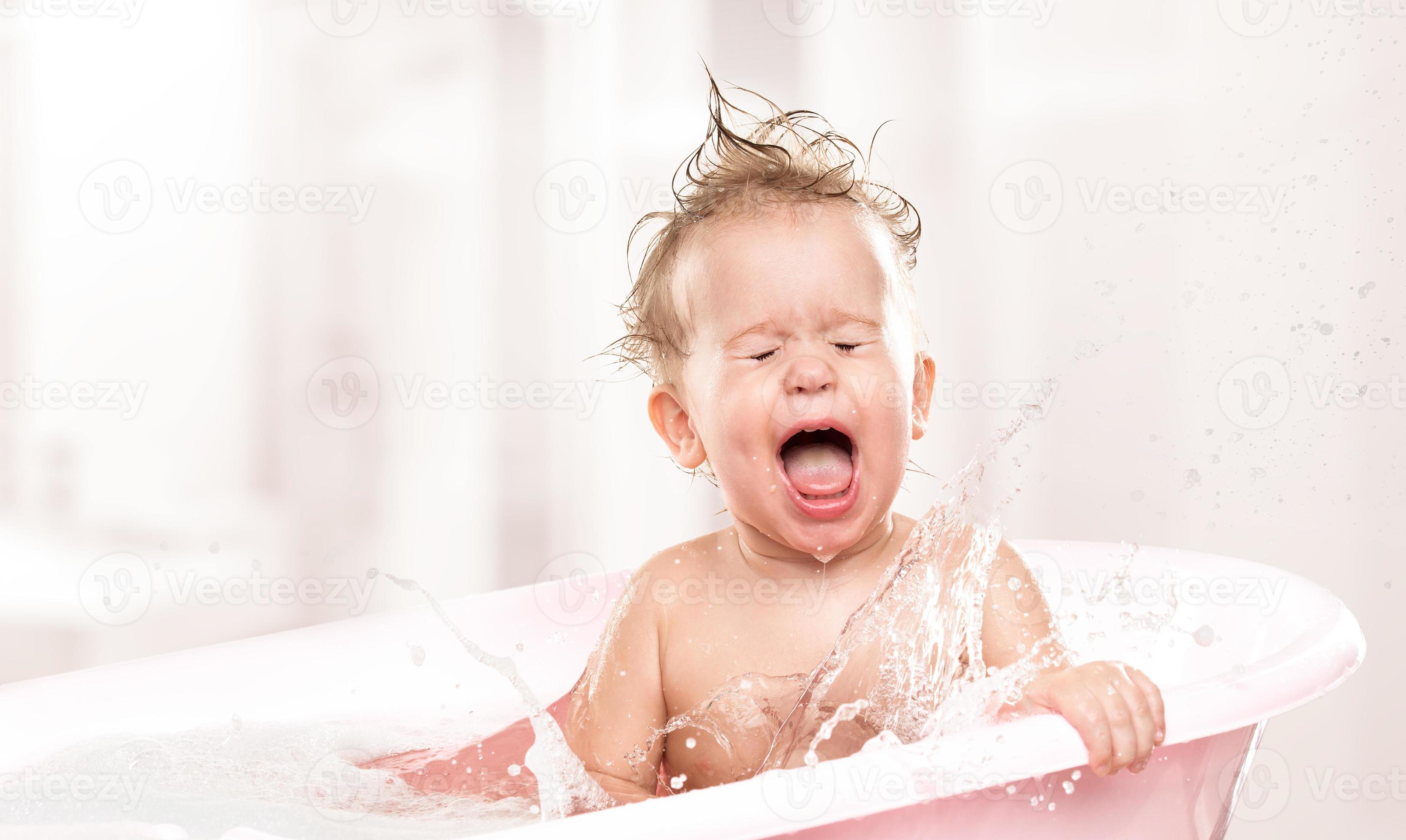 grappige baby lachen badend in bad stockfoto bij Vecteezy
