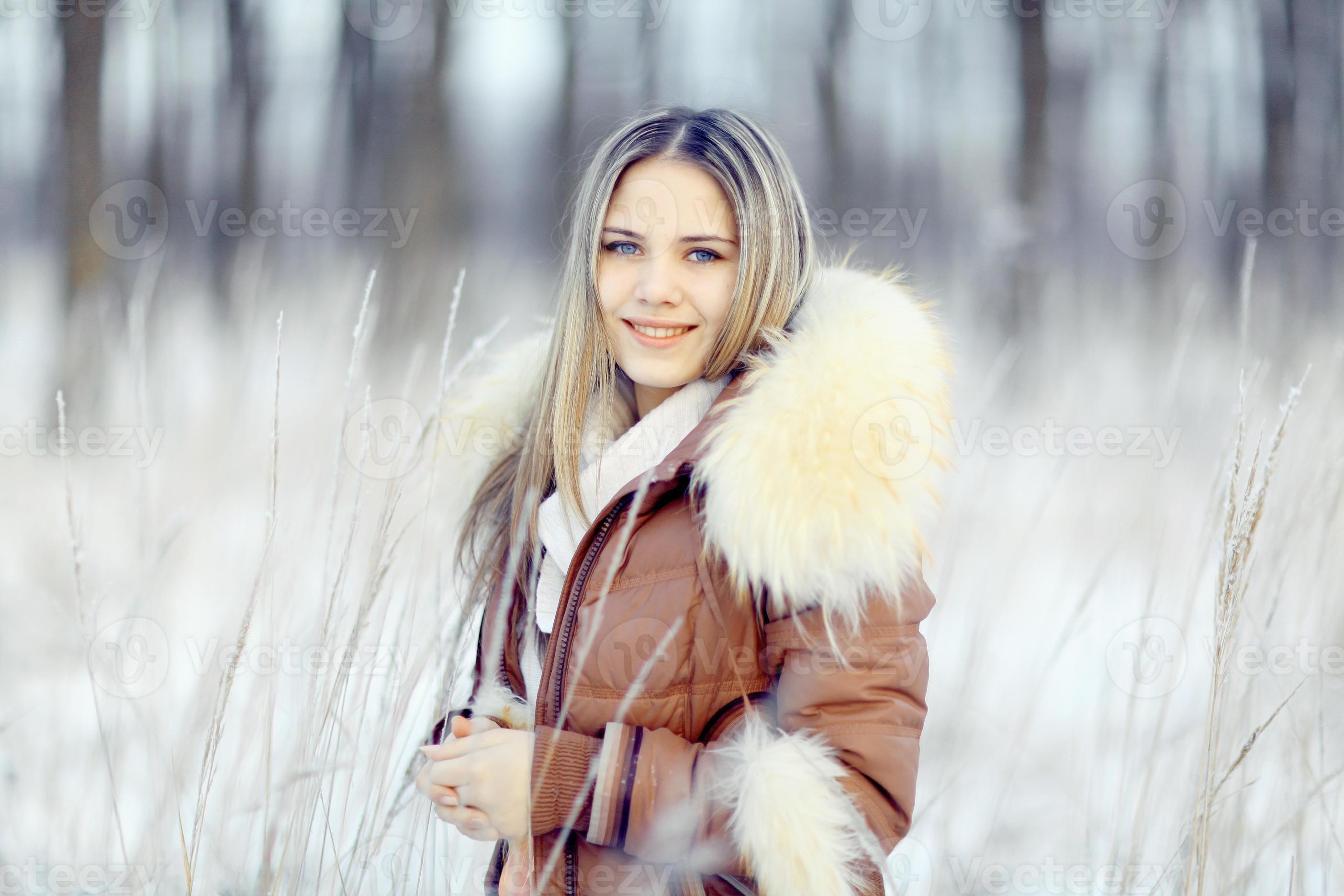 Vergevingsgezind Distributie eenzaam jonge vrouw in winterjas met bont capuchon 959794 Stockfoto