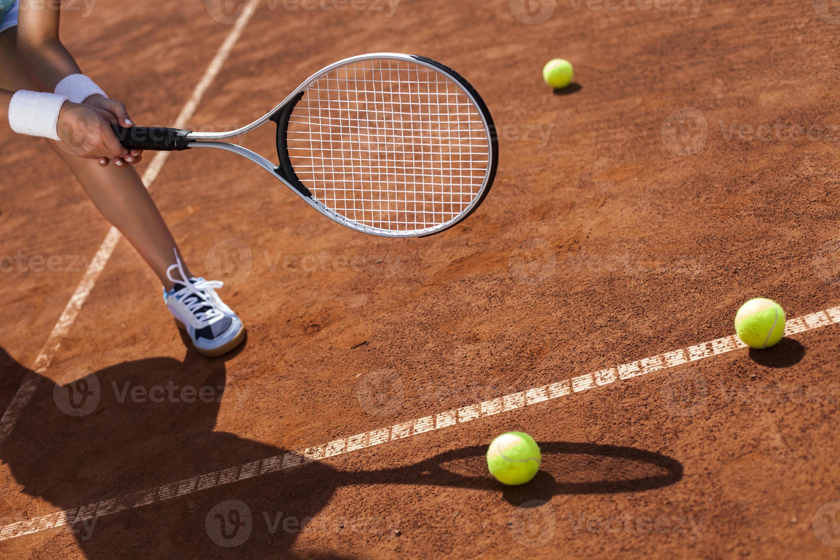 Fruitig Kast Vaak gesproken mooi meisje glimlachend met een tennisracket 989690 Stockfoto