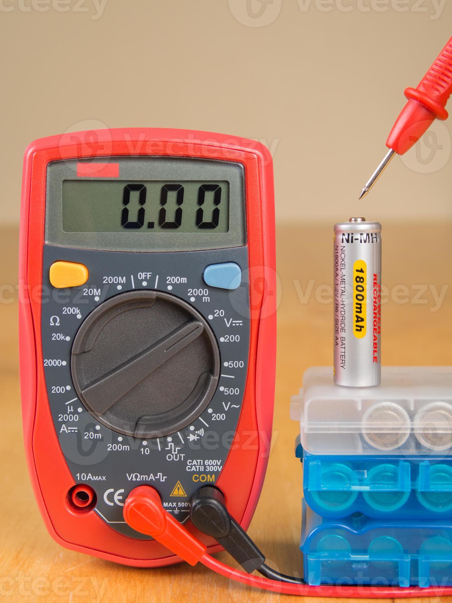 operatie nauwkeurig slijm batterijspanning meten met multimeter 991394 Stockfoto