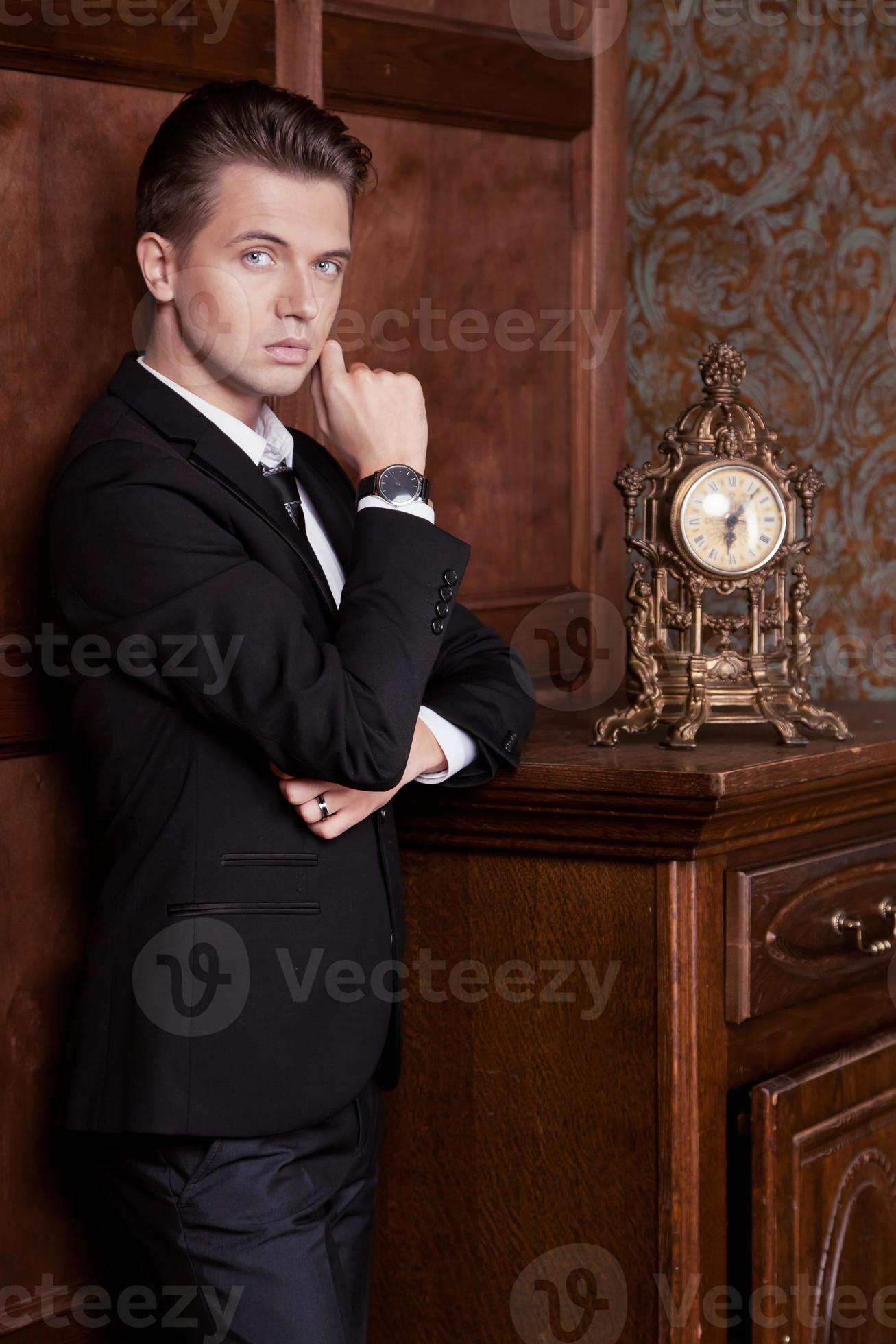 aantrekkelijke jonge zakenman in een pak, vintage interieur foto