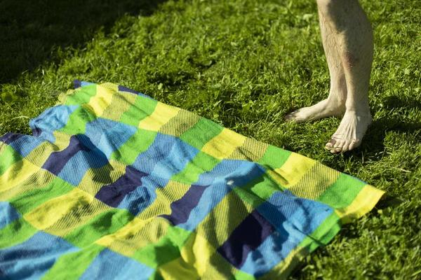 Wissen Initiatief nood details van picknick Aan strand. voeten zonder laarzen. kaal voeten Aan  groen gras. gekleurde plaid ha gazon. 11141497 Stockfoto