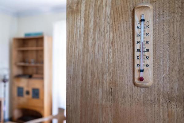 kijken bestrating gesloten kwik thermometer voor het bepalen van de temperatuur binnenshuis, hangende  Aan een houten muur. 13927475 stockfoto bij Vecteezy