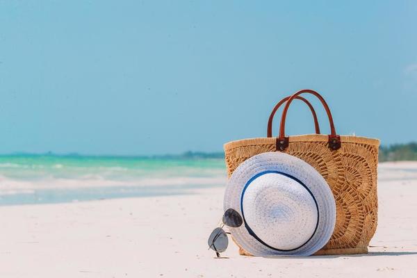 Wind beneden Diversiteit strand accessoires - rietje tas, hoed en zonder bril Aan de strand 18042049  Stockfoto