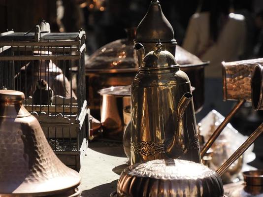 afbreken Heer Woestijn koper ware winkel met servies, potten en pannen in de metaal werk een deel  van fez' souk, Marokko 19060703 Stockfoto