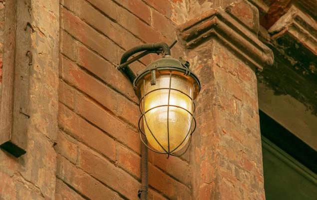 Instrueren Ewell Goed lamp licht Aan de muur. antiek ijzer lantaarn Aan de muur buiten. tuin  metaal elektrisch lamp. buitenshuis muur lamp. 19080868 Stockfoto