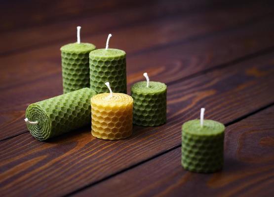 vis Romanschrijver tevredenheid bijenwas kaarsen op een donkere houten tafel 2470128 Stockfoto