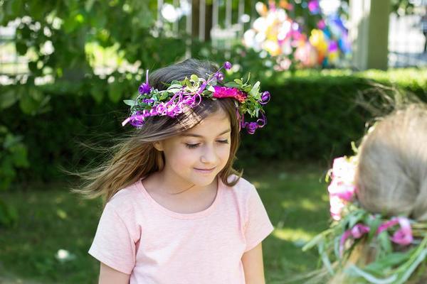 onderdelen onderwijs Marxisme klein meisje met een krans van bloemen op haar hoofd, viert lazarus  zaterdag 2640328 Stockfoto