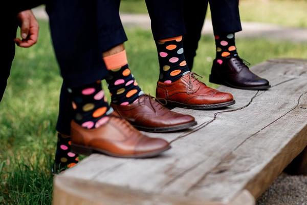 Matig Koor ergens bij betrokken zijn mode mannen schoeisel. jongens met leren schoenen en kleurrijke sokken op  een houten bank. selectieve aandacht. 2884873 Stockfoto