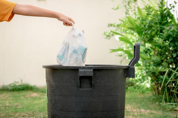 Haas Riskant Nuchter gooi afval in plastic zakken in de prullenbak in de tuin. 3164467 stockfoto  bij Vecteezy