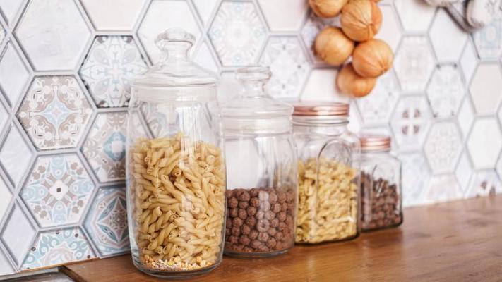 pasta in glazen potten. pasta op een houten aanrecht 3259332 Stockfoto