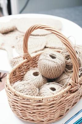 Surrey voorspelling Golven jute gehaakte ballen en klossen van draden in een mand op tafel. hobby en  handwerk. eco-materialen om te breien 5448745 Stockfoto