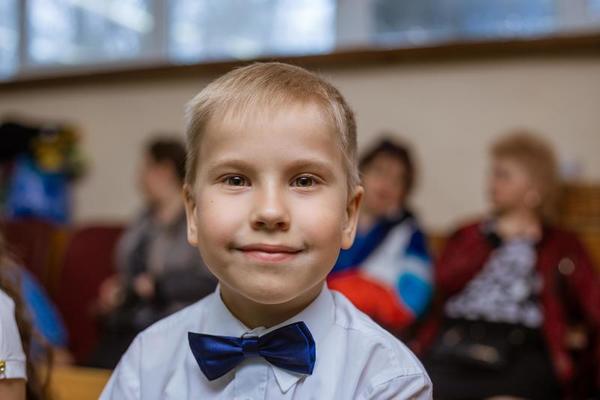 erectie Omzet Drijvende kracht portret van een jongen in wit overhemd en zwarte vlinderdas, lachende  vrolijke schooljongen 6054054 Stockfoto