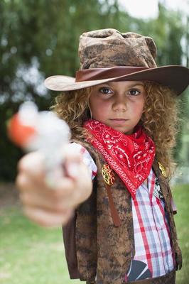 Barcelona Nauwkeurig Huis meisje in cowboyhoed met speelgoed pistool 780934 Stockfoto