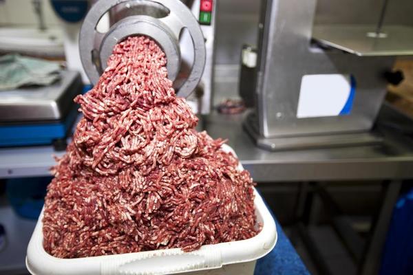 Een trouwe Mount Bank het is nutteloos machine gehakt vlees in de supermarkt 904627 Stockfoto