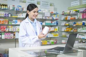 vrouwelijke apotheker die klant adviseert via videogesprek in een moderne apotheekdrogisterij. foto