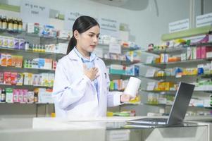 vrouwelijke apotheker die klant adviseert via videogesprek in een moderne apotheekdrogisterij. foto