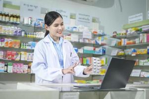 vrouwelijke apotheker die klant adviseert via videogesprek in een moderne apotheekdrogisterij. foto