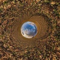 blauwe luchtbal in het midden van het wervelende veld. inversie van kleine planeet transformatie van bolvormig panorama 360 graden. kromming van de ruimte. foto