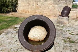 21 januari 2019 Israël. oud kanon op de vestingmuur in akko-stad. foto