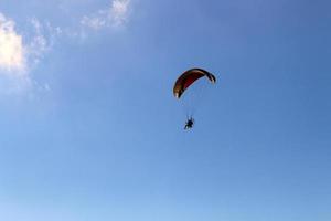 nahariya Israël 17 juni 2021. paragliden in de lucht boven de Middellandse Zee. foto