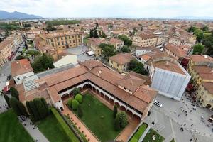 8 mei 2022 italië. de stad pisa vanaf de hoogte van de scheve toren van pisa. foto