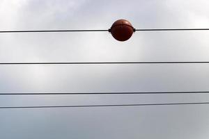 elektrische draden die een hoogspanningsstroom voeren. foto