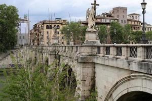 9 mei 2022 rivier de tiber italië. volstromende rivier de Tiber in het centrum van Rome. foto